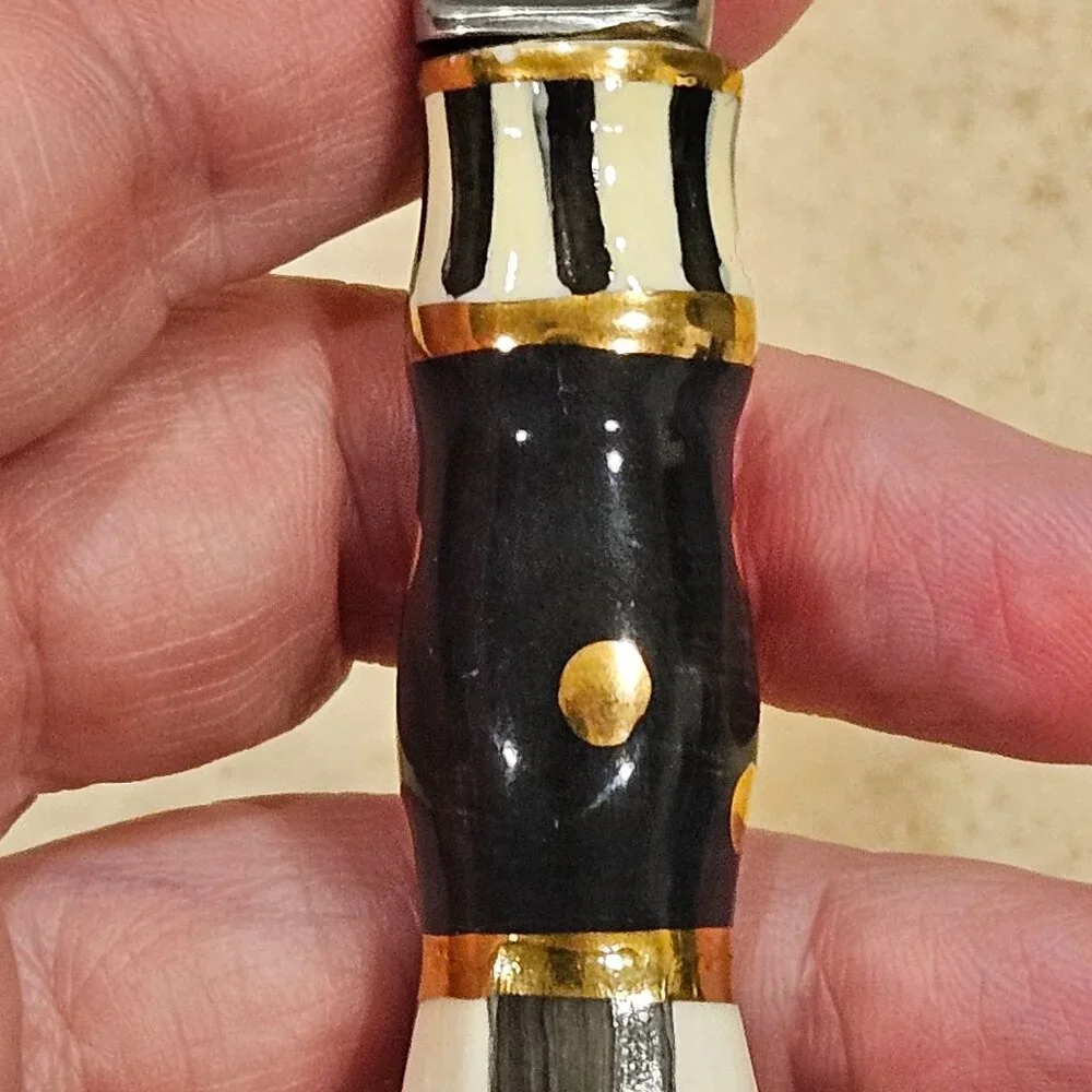 VERY RARE MACKENZIE CHILDS BLACK TIE COURTLY CHECK CERAMIC CANAPE BUTTER KNIFE